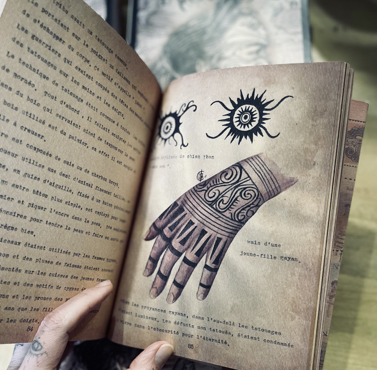 Double pages du livre « Tatouage, étude anthropologique », de Laurence Bar, illustratrice, tatoueuse et auteure.