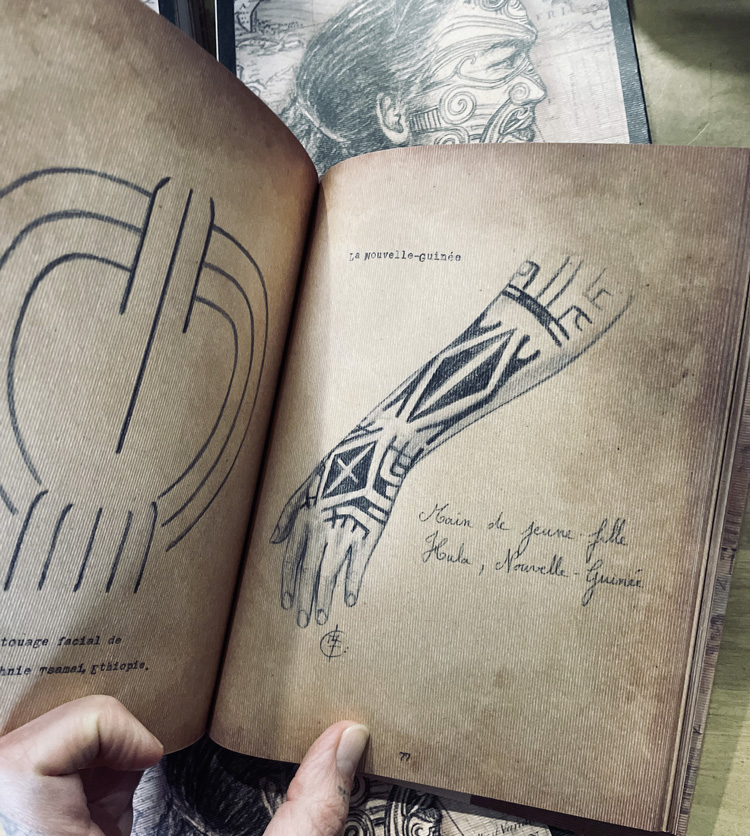 Double pages du livre « Tatouage, étude anthropologique », de Laurence Bar, illustratrice, tatoueuse et auteure.