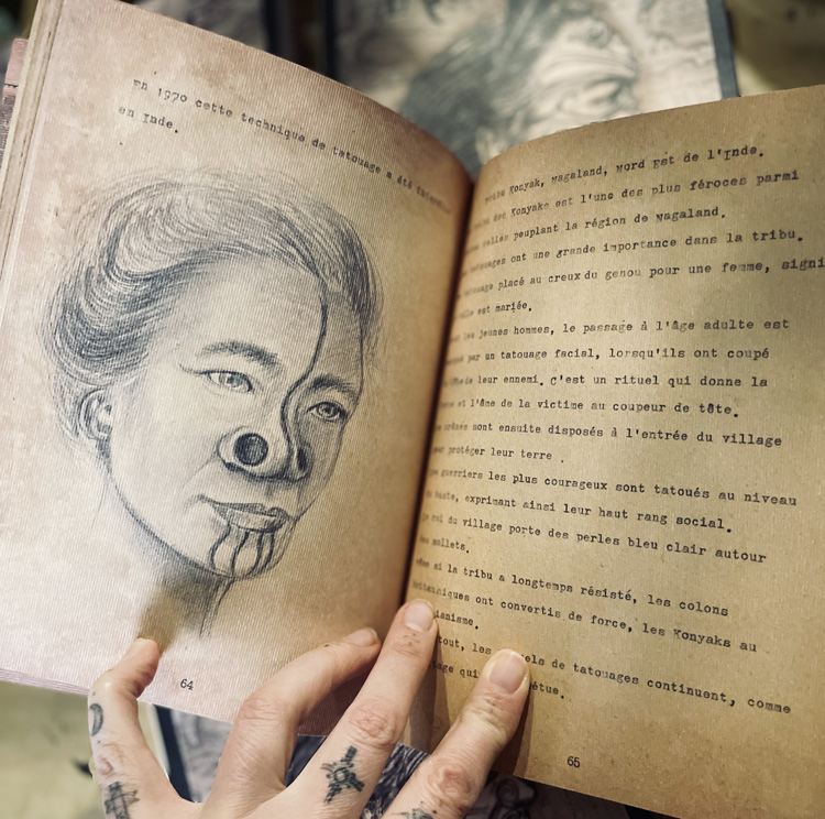 Double pages du livre « Tatouage, étude anthropologique », de Laurence Bar, illustratrice, tatoueuse et auteure.