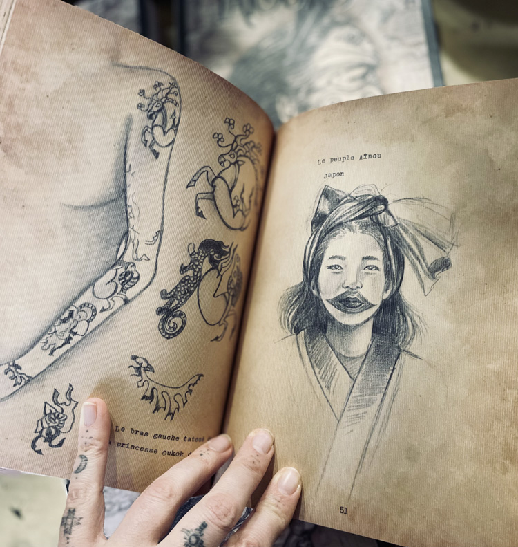 Double pages du livre « Tatouage, étude anthropologique », de Laurence Bar, illustratrice, tatoueuse et auteure.
