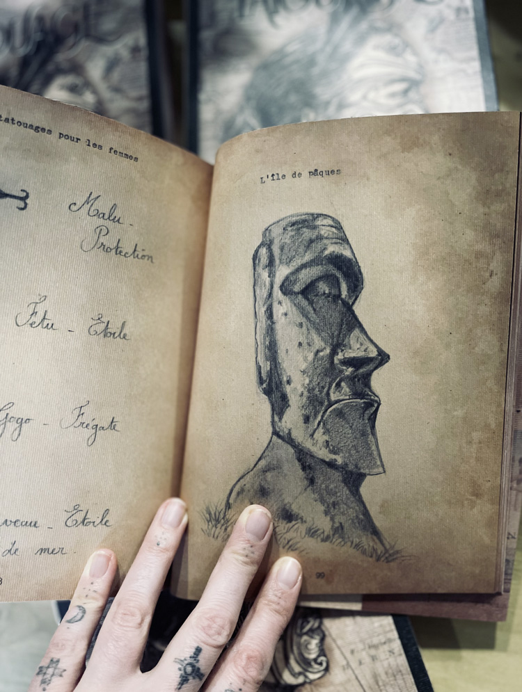 Double pages du livre « Tatouage, étude anthropologique », de Laurence Bar, illustratrice, tatoueuse et auteure.