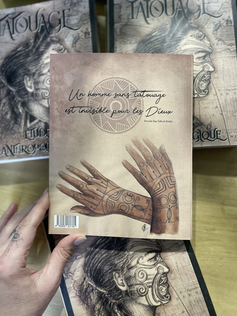 Quatrième de couverture du livre « Tatouage, étude anthropologique », de Laurence Bar, illustratrice, tatoueuse et auteure.